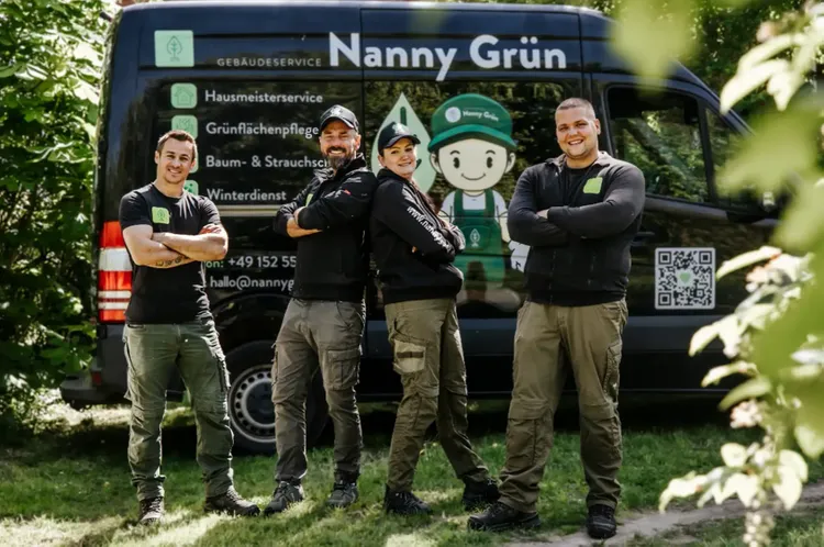 Das Team von Nanny Grün vor dem Firmenfahrzeug